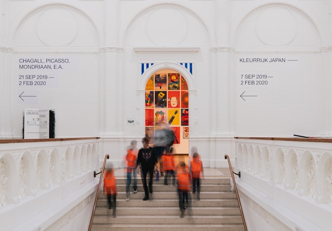 Dataland 博物馆概念图，展示观众佩戴可穿戴设备与融合自然数据的 AI 艺术装置互动