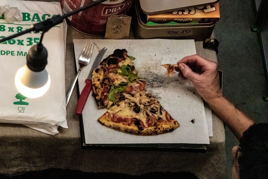 DOSA Divas 游戏封面，展示像素风格的角色正在享用美食