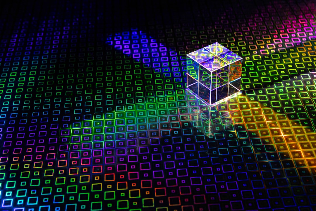 量子计算机与生物分子结构结合示意图