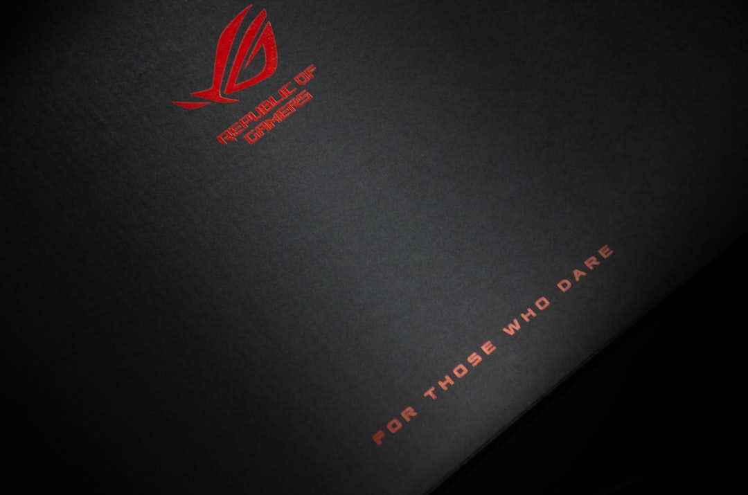 华硕 ROG Flow Z13 二合一设备,展示其平板形态与键盘底座