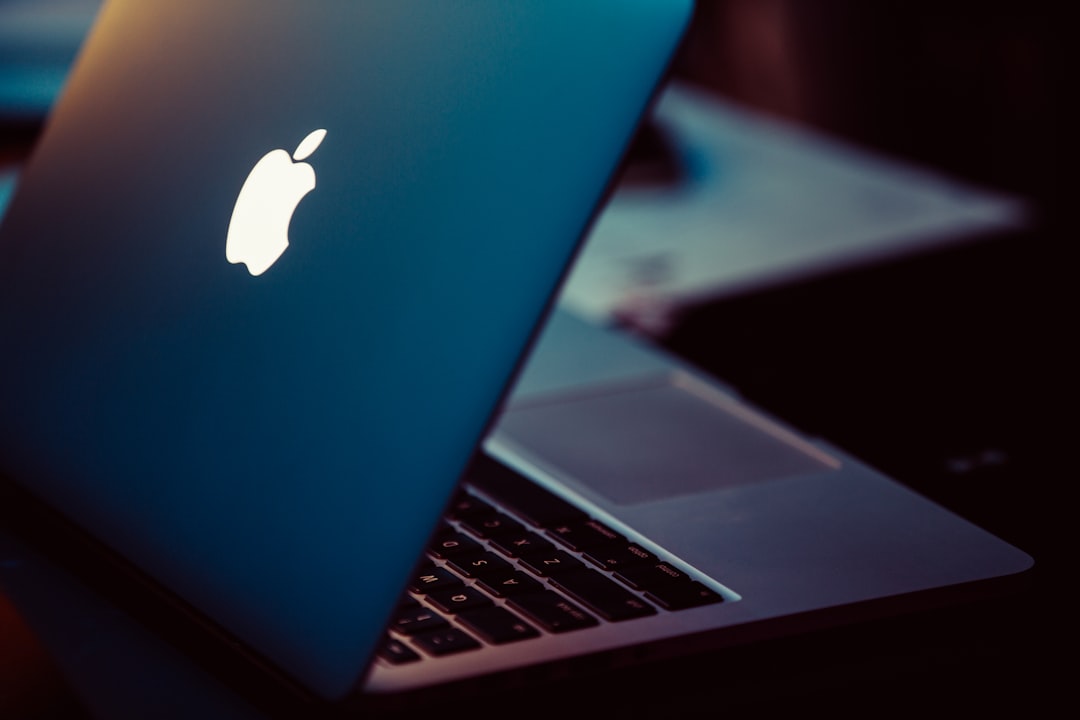 WhatCable App 在 Mac 屏幕上运行，显示线缆测试结果