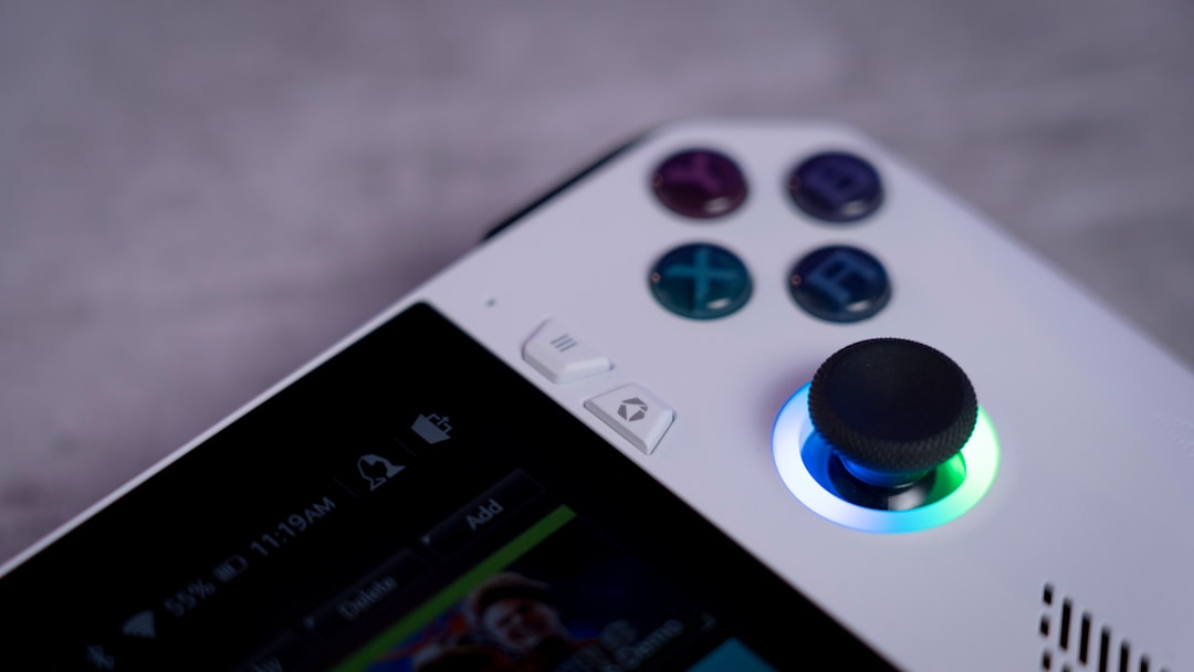 华硕 OLED Xbox Ally X20 掌上游戏机特写