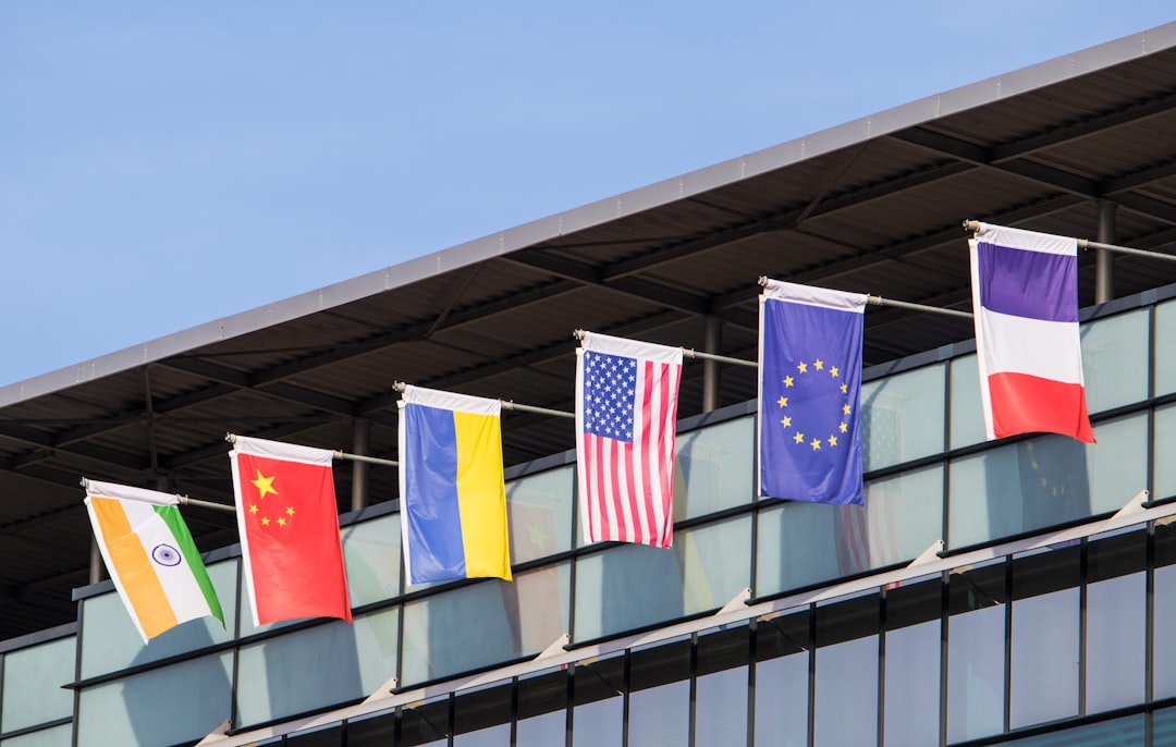 美国财政部大楼与AI芯片图表的合成图像