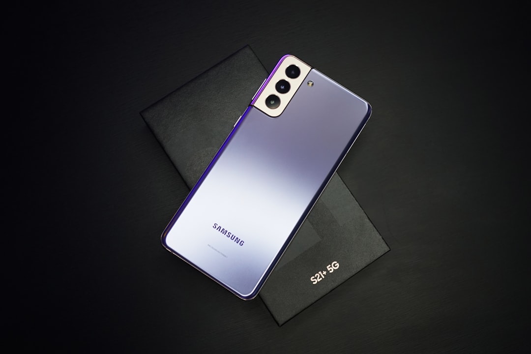 三星 Galaxy Z Flip 8 和 Z Fold 8 预购促销海报