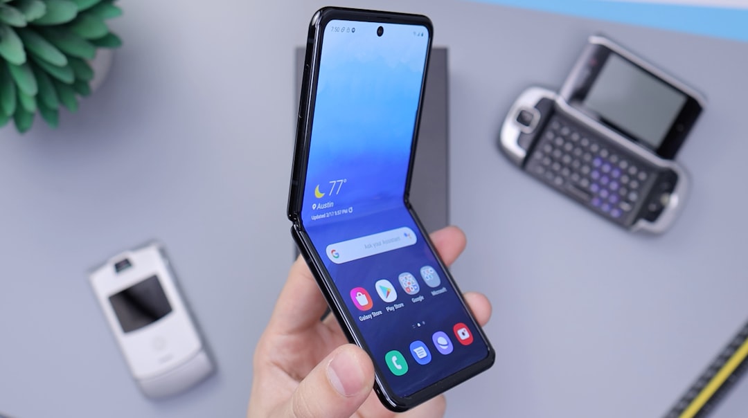 三星 Galaxy Z Fold 8 Ultra 折叠屏手机手部特写