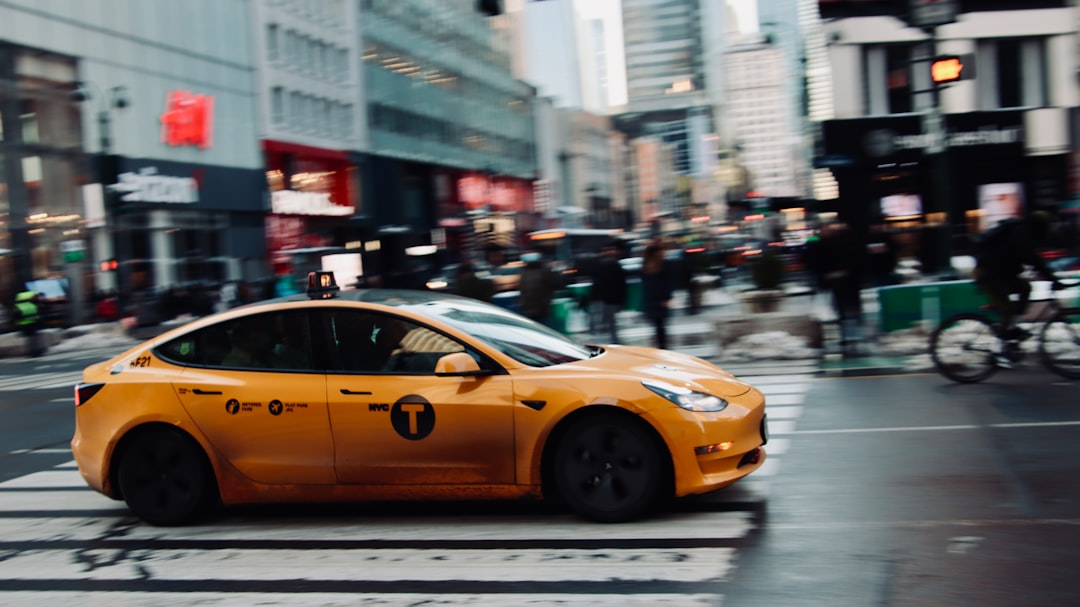 特斯拉Robotaxi概念图与Waymo无人车对比