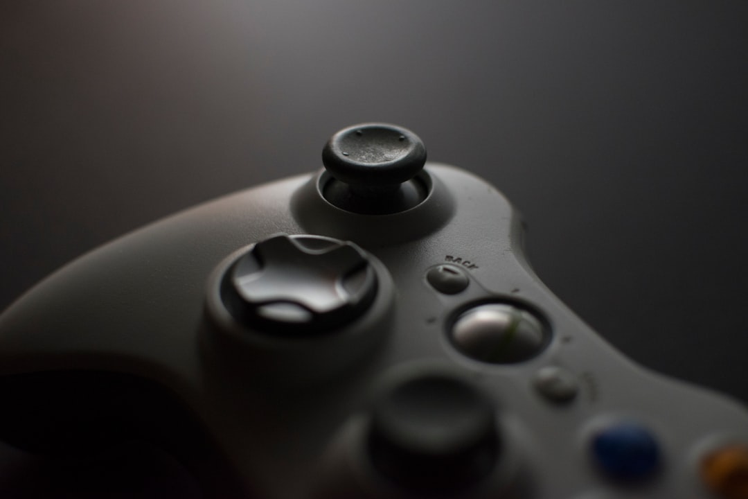 《光环》重制版游戏画面与微软Xbox标志