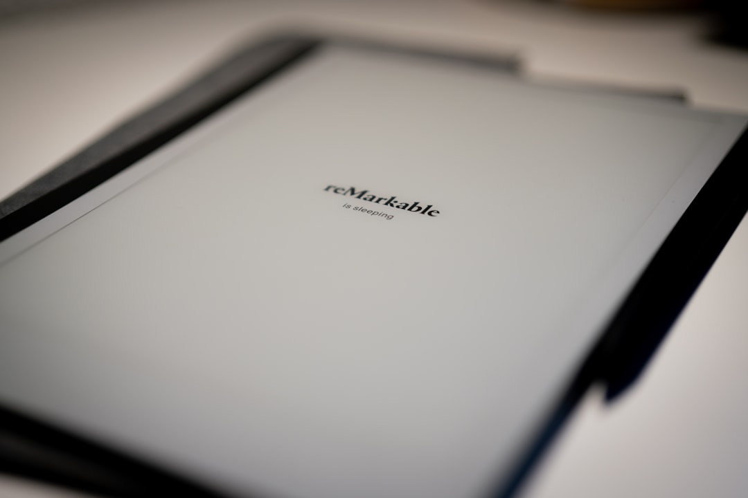 Remarkable Paper Pro 数字笔记平板电脑特写，展示其墨水屏的书写效果