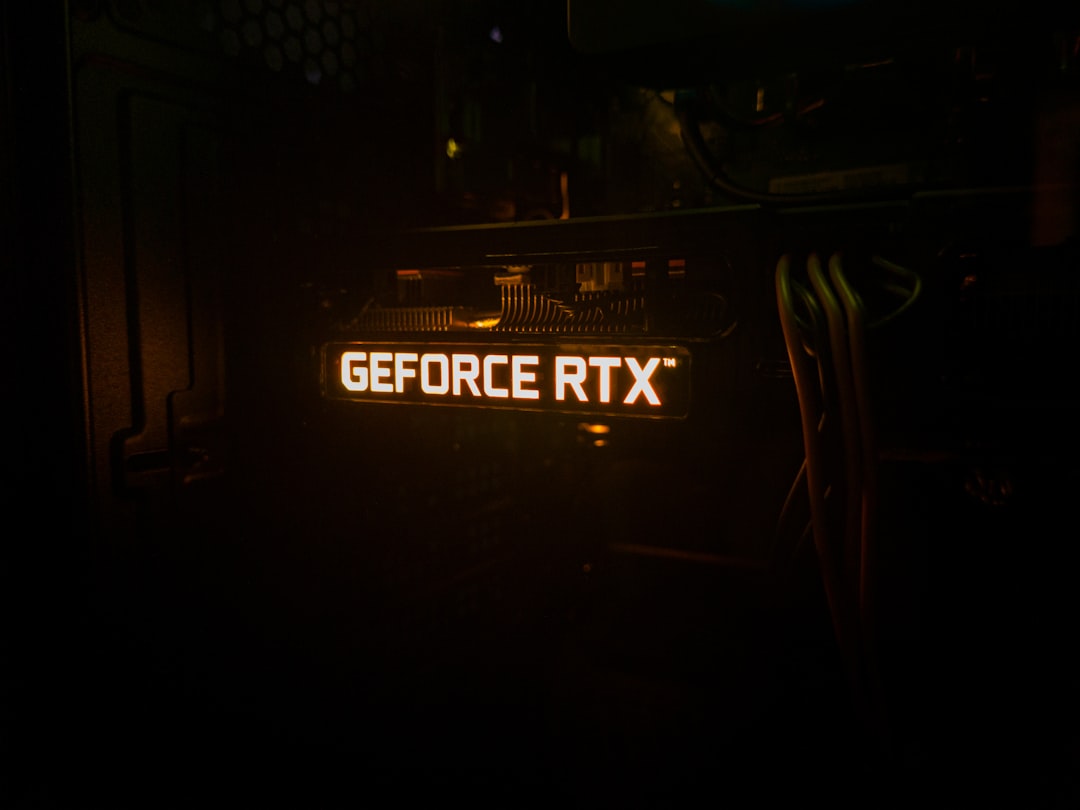 NVIDIA GeForce NOW 平台界面展示,用户在笔记本电脑上畅玩高画质游戏