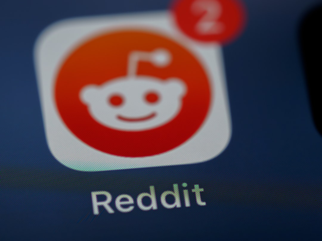 Reddit 品牌 Logo 在数字屏幕上与数据流和 AI 神经元网络融合