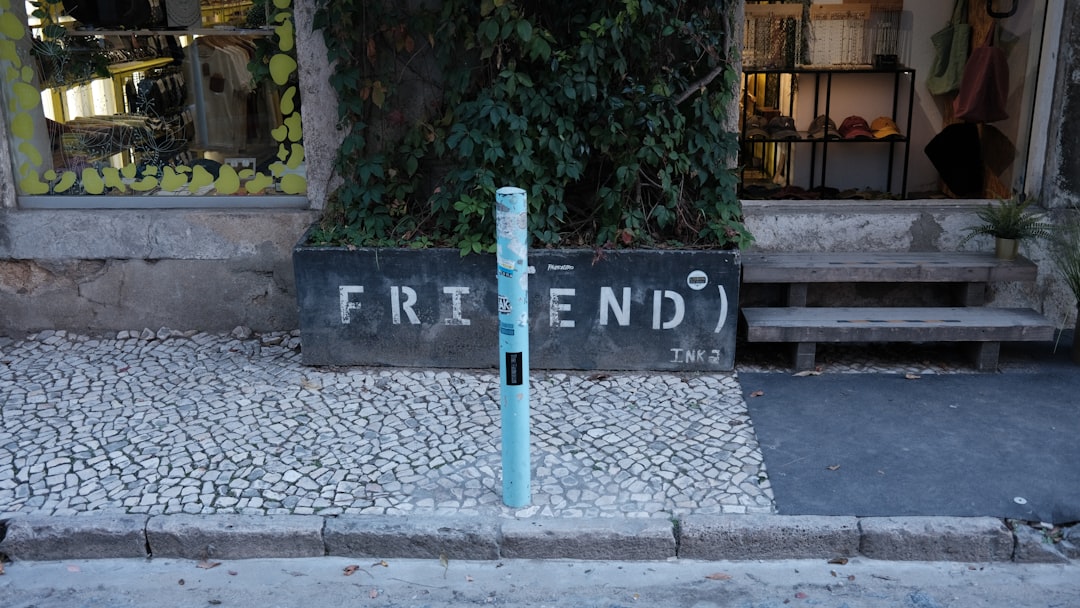 Friend AI 可穿戴设备展示图