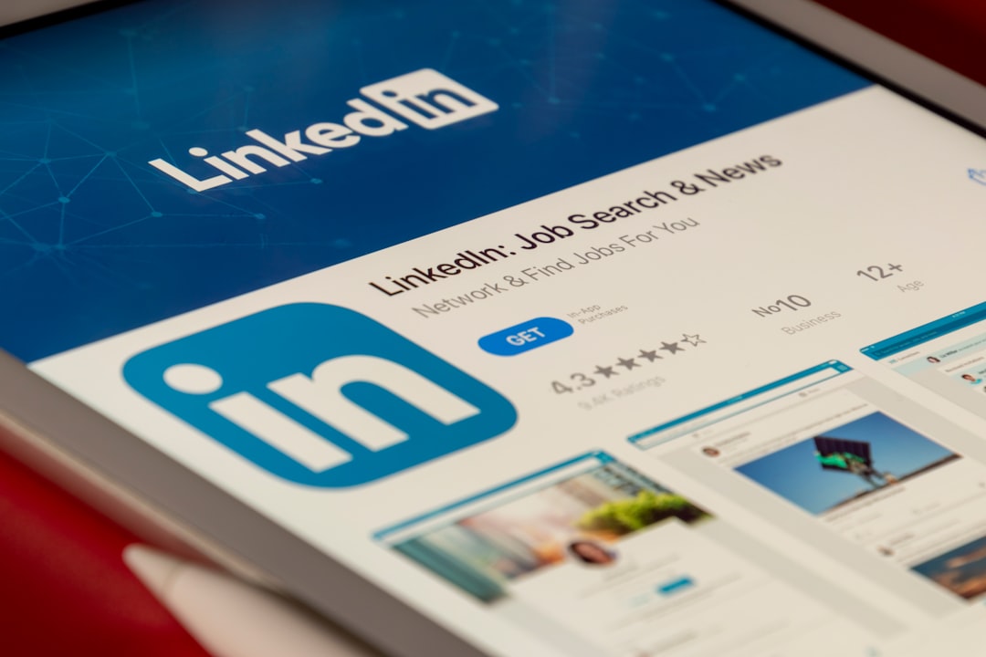 LinkedIn 新功能界面展示举报按钮
