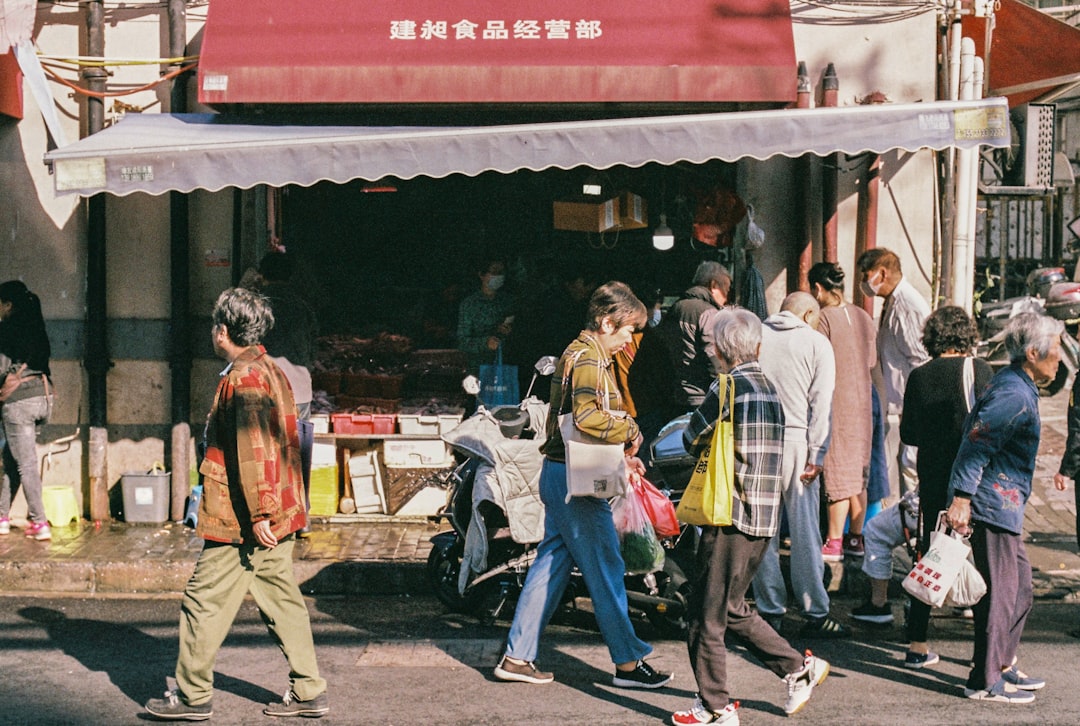 中国 AI 研究员在 X 平台进行技术交流的示意图