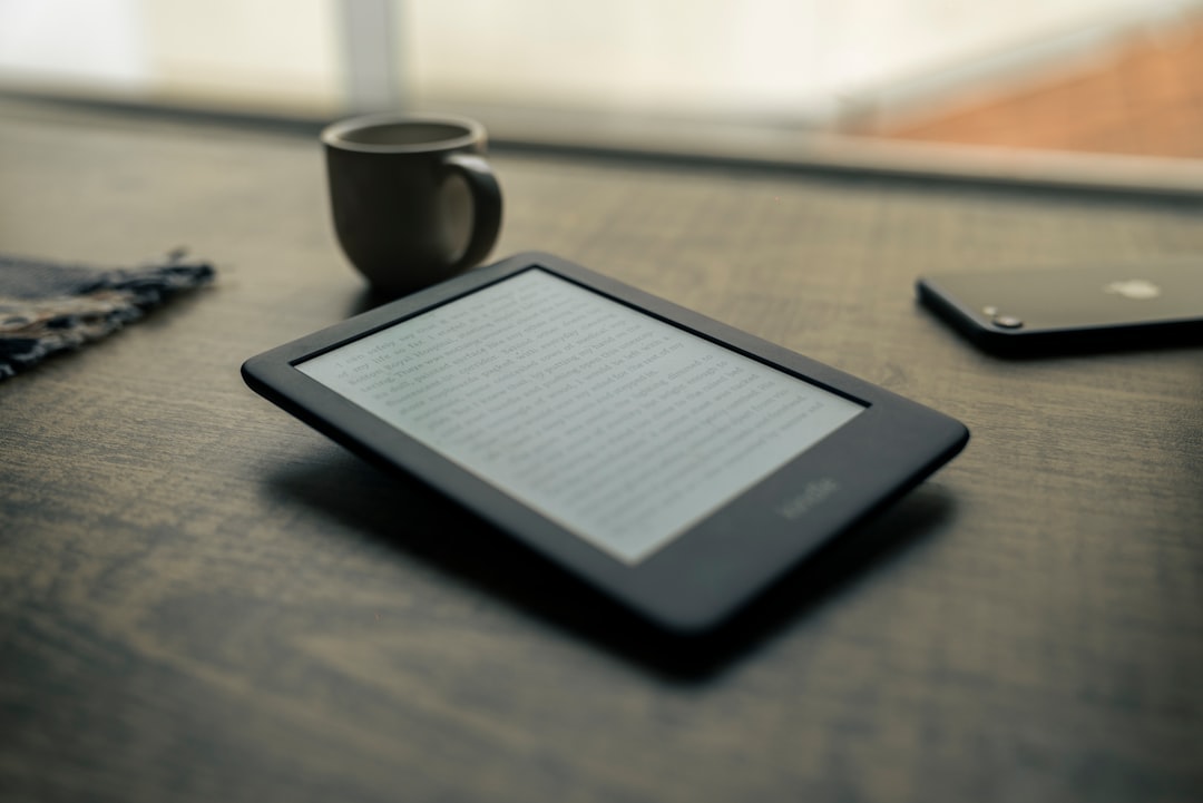 Kindle Scribe 电子阅读器与笔特写