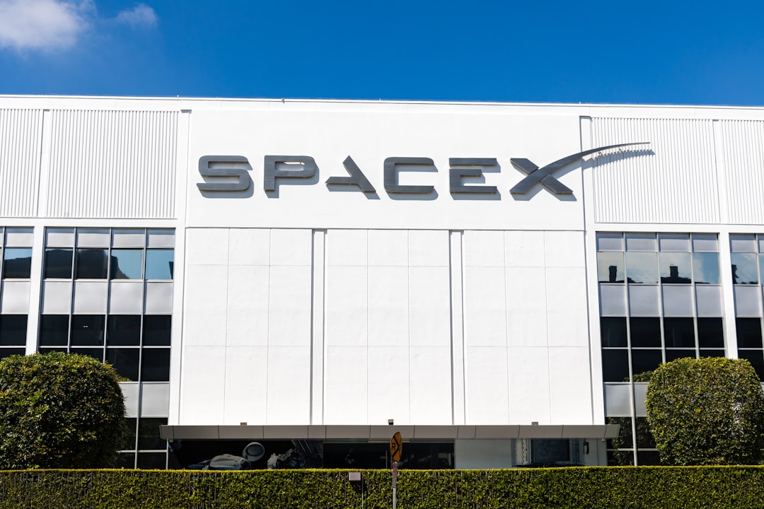 SpaceX 算力数据中心与火箭发射场的对比图