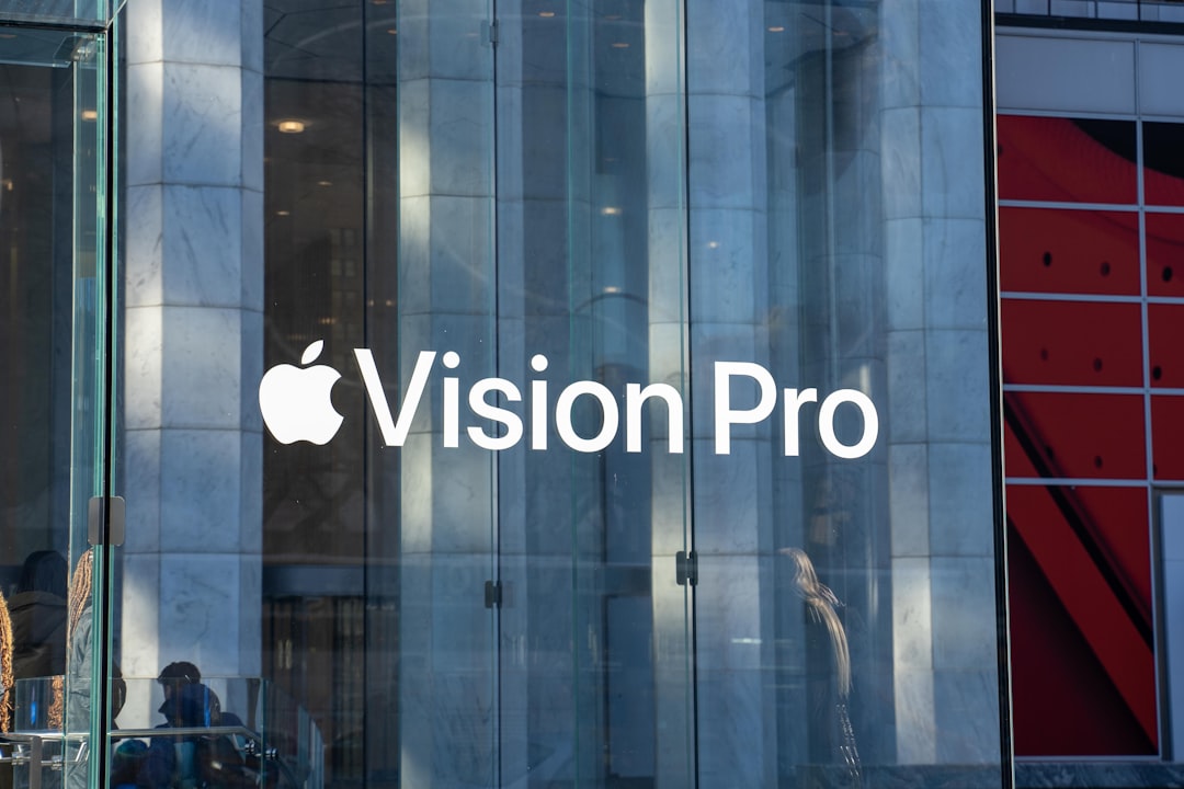 Apple Vision Pro 用户佩戴设备观看 MLB 比赛的全景示意图