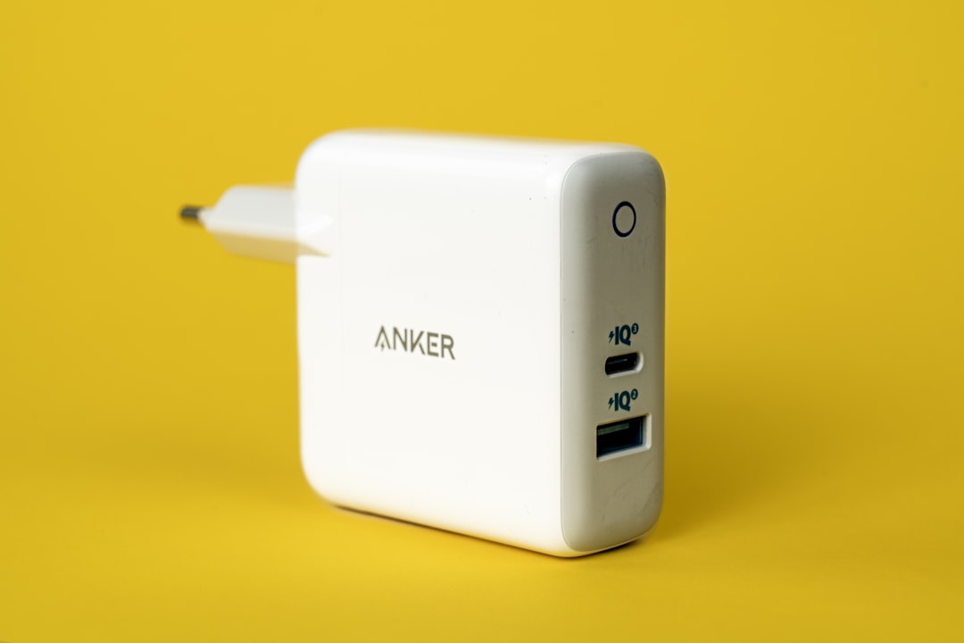 Anker Nano 旅行适配器特写，支持全球通用电压和多设备充电
