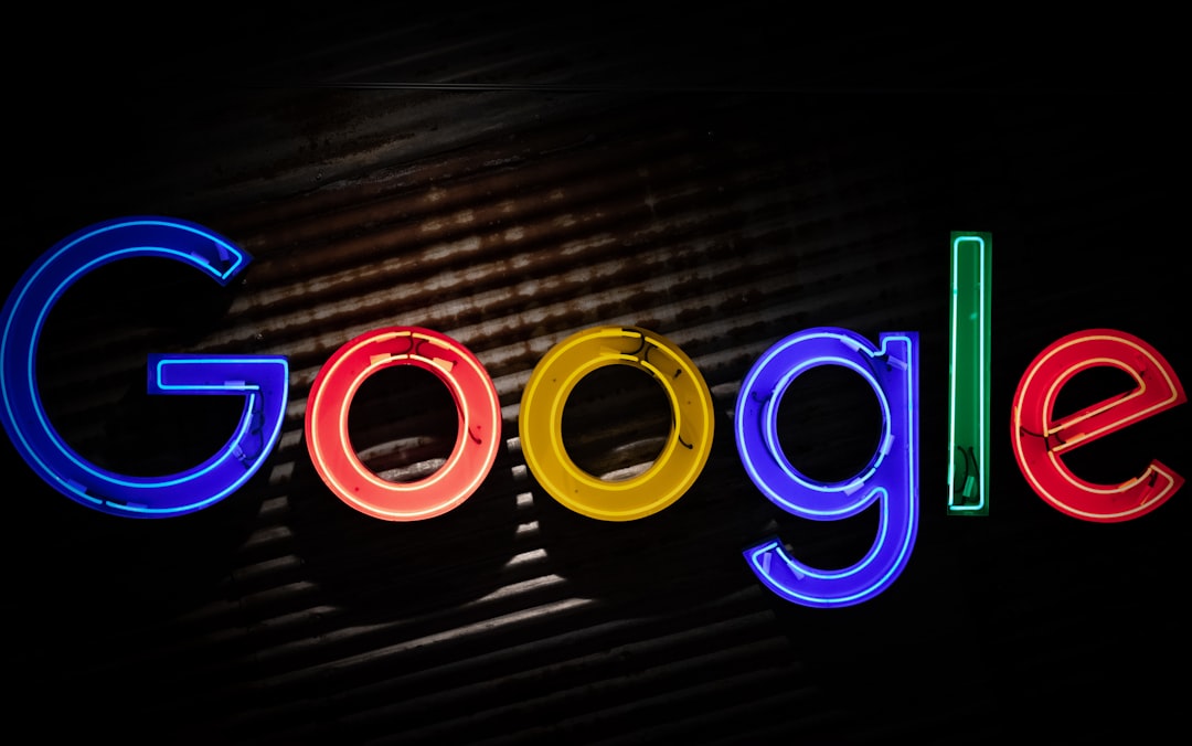 Google TV Freeplay Logo 与电影海报展示