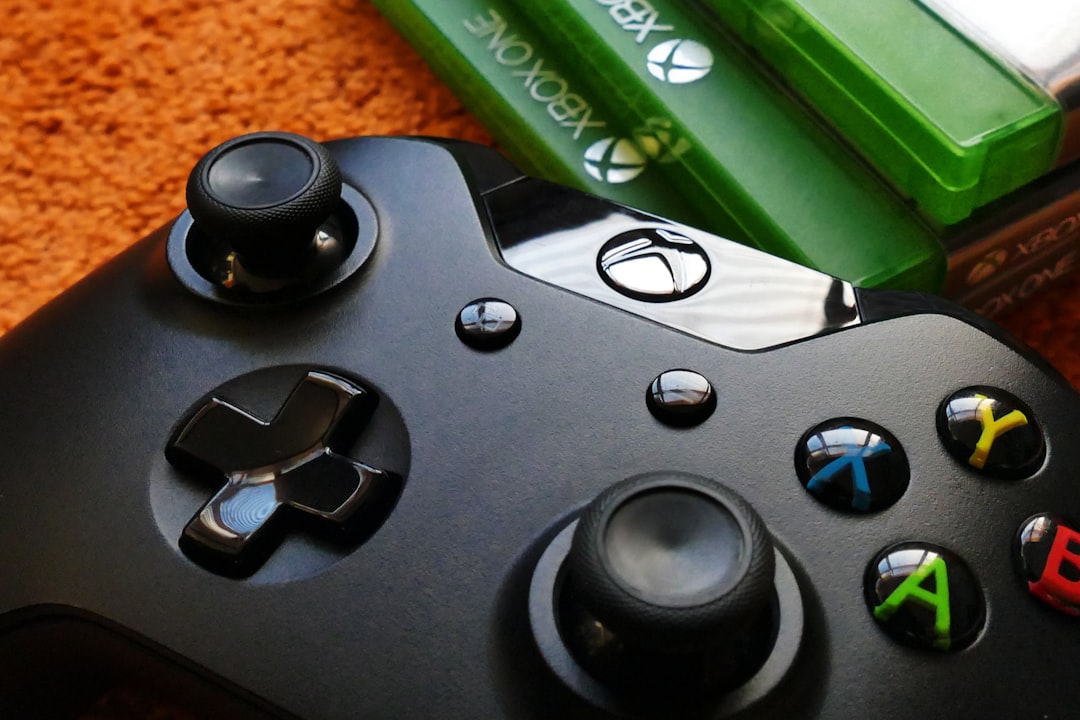 Xbox Elite Series 3 原型机手柄特写，带有内置屏幕