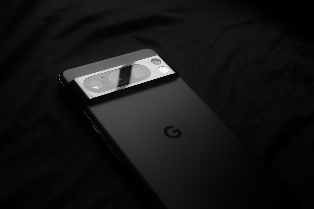 特雷弗·诺亚在 Made by Google 2026 演讲舞台上主持 Pixel 11 发布会