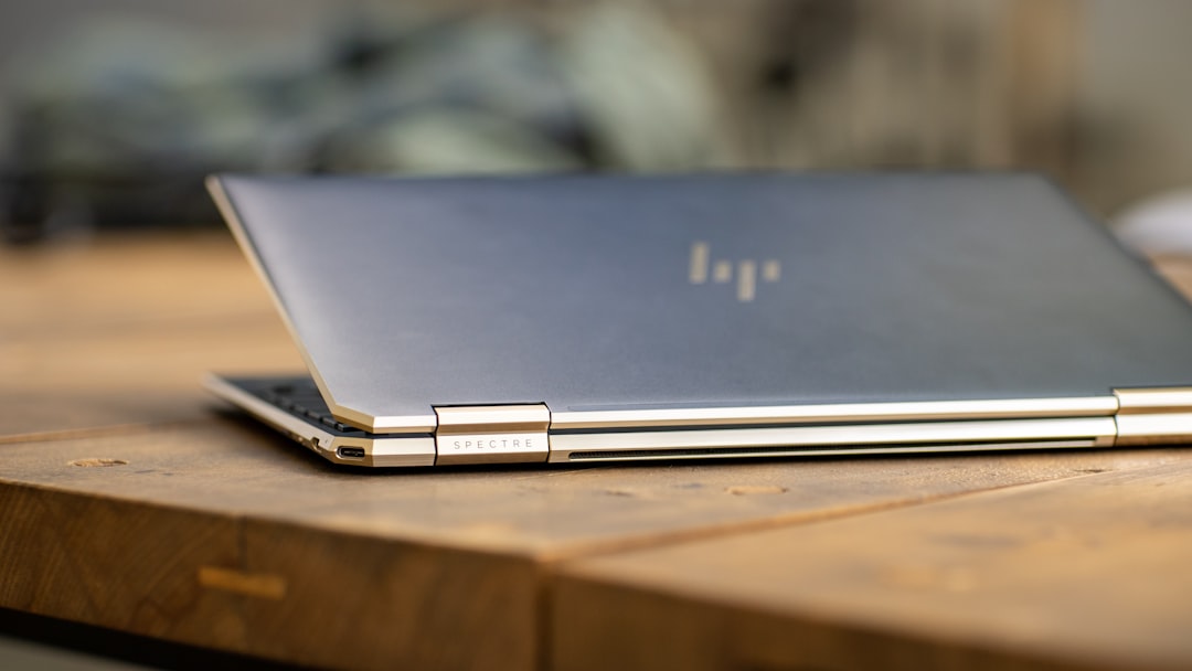 惠普 OmniBook X Flip 二合一笔记本电脑特写图，展示其翻转功能和现代设计