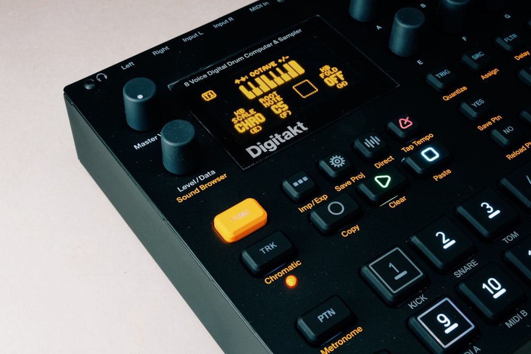 Elektron Model:Samples 和 Model:Cycles 乐器设备特写图