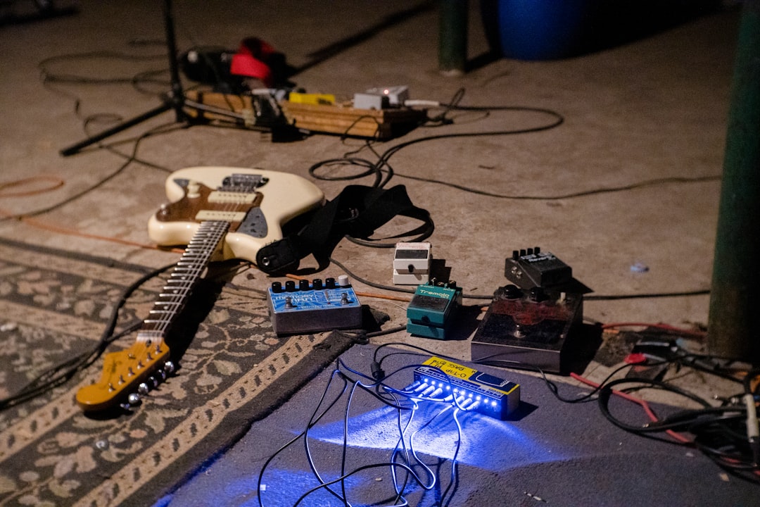 Switched on Pop 节目主持人 Nate Sloan 和 Charlie Harding 在录音棚讨论音乐理论
