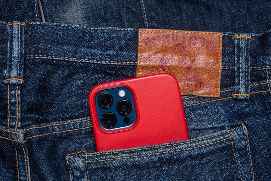 Analogue Pocket 与 Supreme 联名的红金限量版掌机