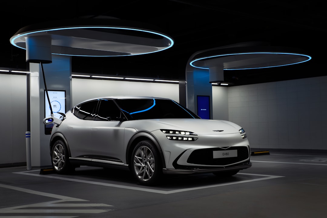Genesis GV90 电动 SUV 展示其标志性的风箱式车门设计
