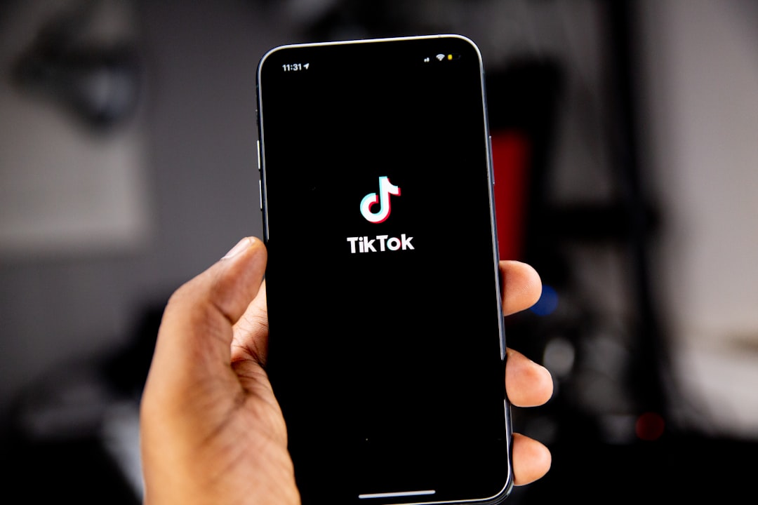 TikTok Logo 在美国司法部大楼前