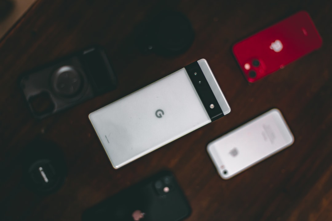 Pixel 11 手机与专业相机对比摄影图