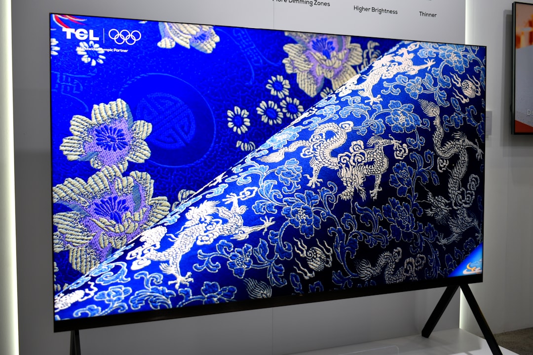 TCL QM7L mini-LED 电视特写图，展示其纤薄的机身设计和精致的屏幕边缘