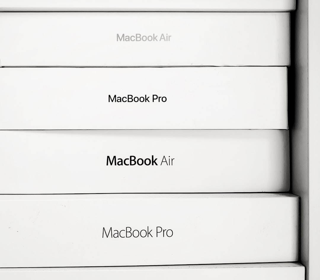 新款 Mac Mini 和 Mac Studio 在桌面上