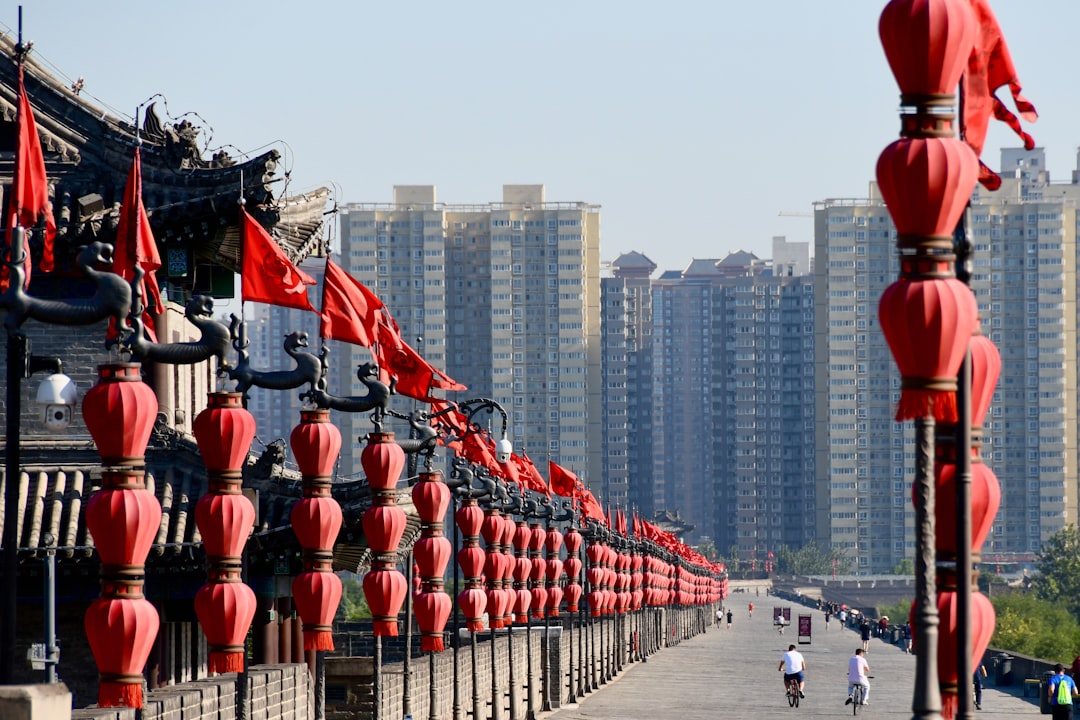 中国人形机器人在比赛中奔跑
