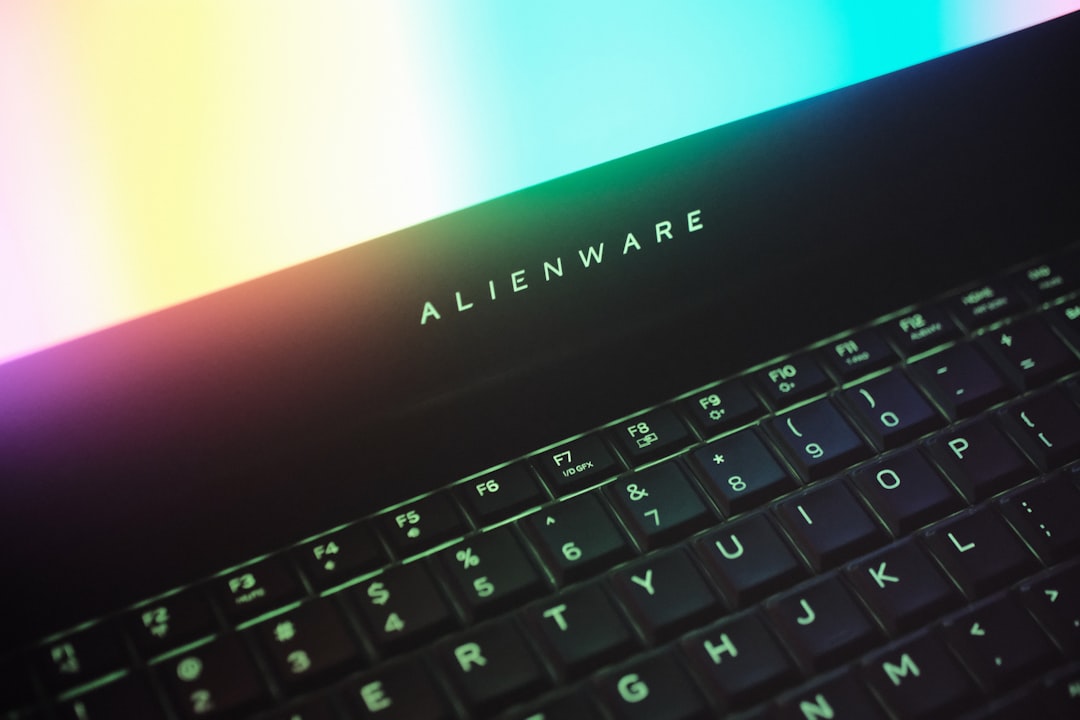 Alienware AW2726DM QD-OLED 游戏显示器促销展示