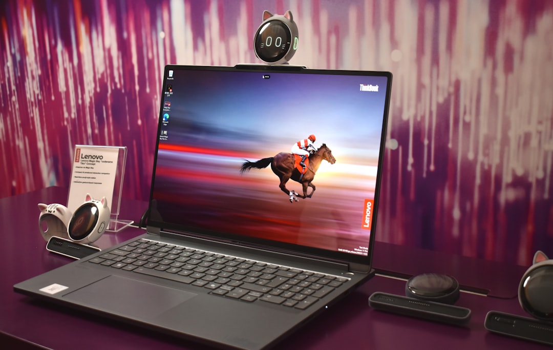 联想 Yoga 7i 二合一笔记本电脑在白色桌面上特写，屏幕显示科技产品界面