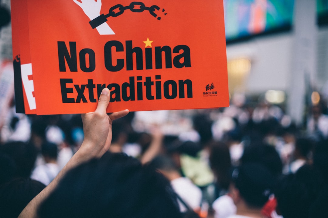 现代化数据中心机房内部视图,服务器闪烁灯光,代表科技基础设施与算力中心