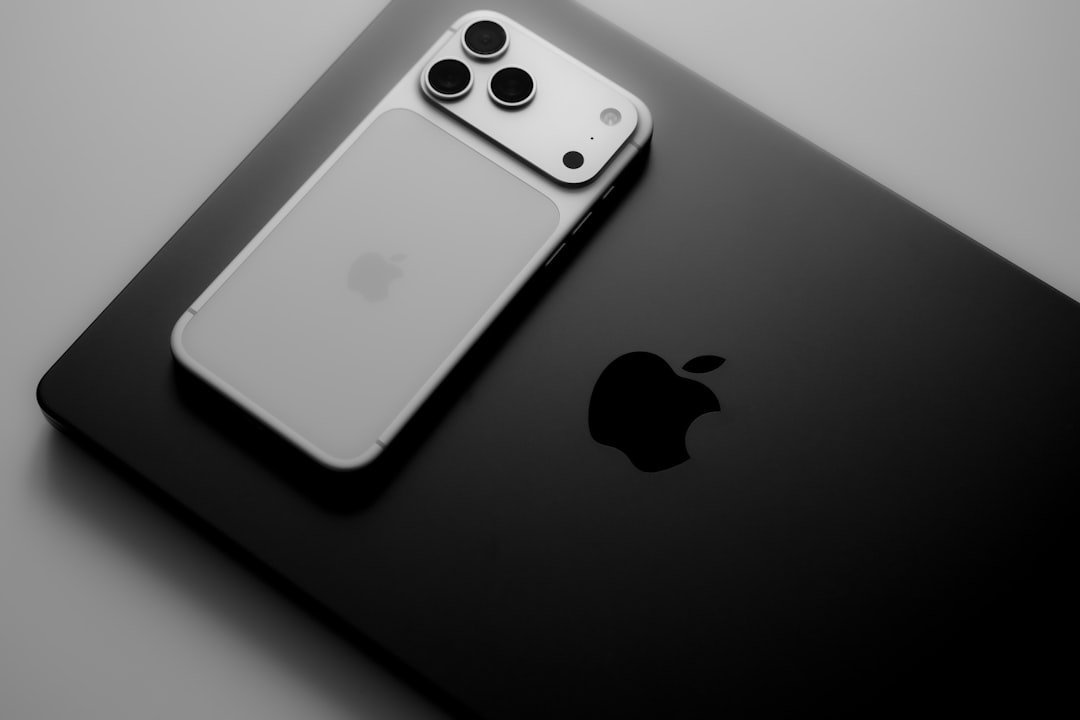 苹果首款可折叠 iPhone Duo 手持实拍图