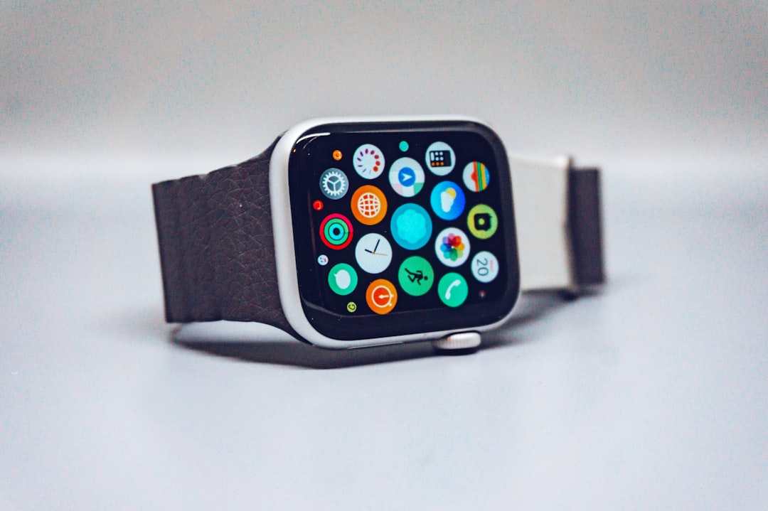 Apple Watch 用户正在查看带有 AI 对话摘要功能的界面