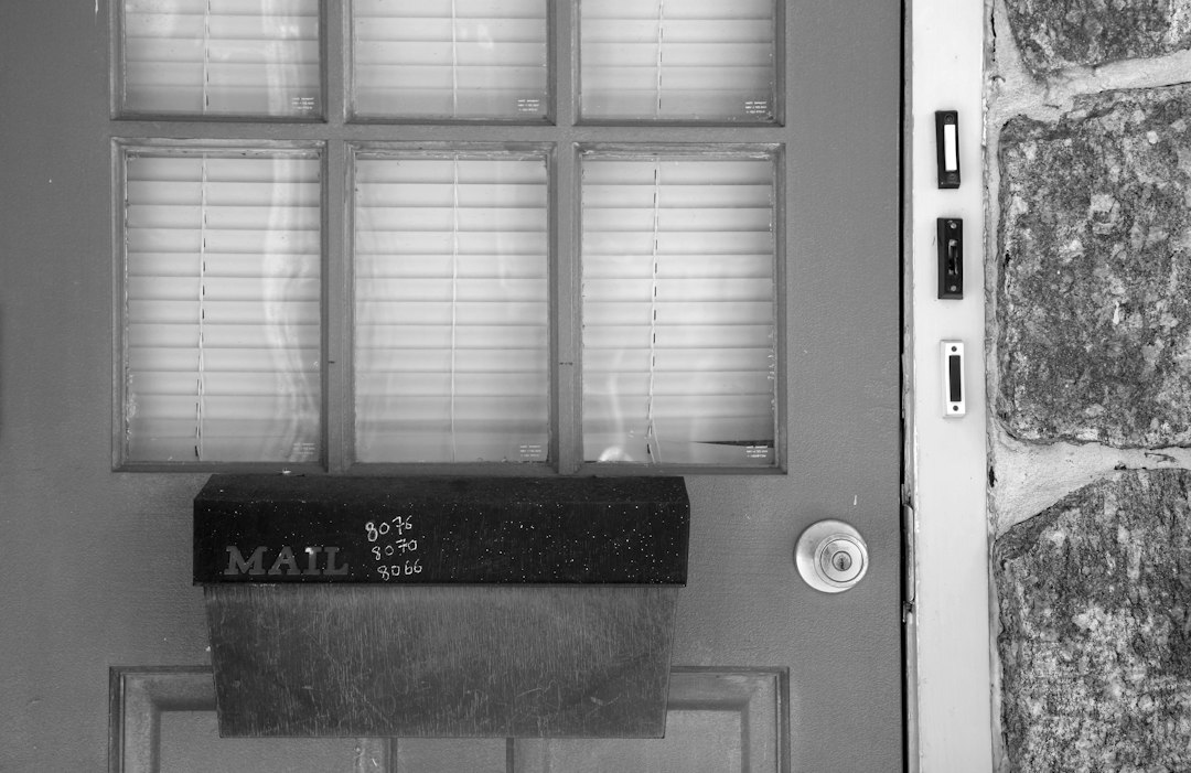 SimpliSafe Video Doorbell Series 2 featuring AI analysis and human security guard integration