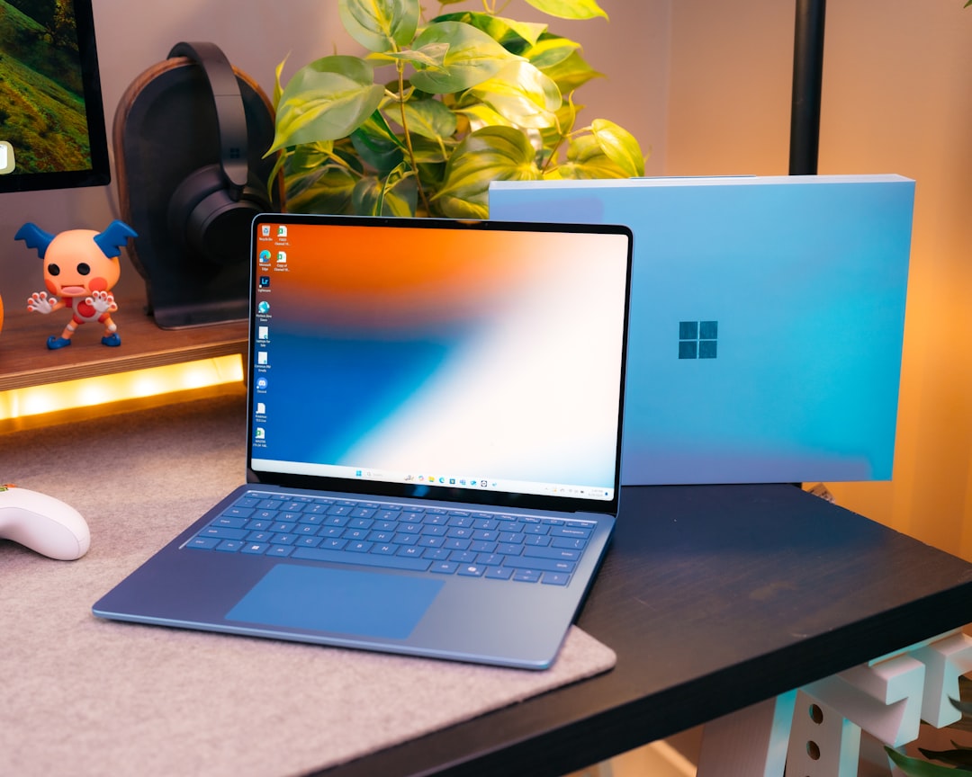 微软Windows和Surface发布会海报，背景为旧金山地标与AI元素融合
