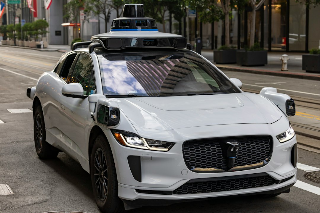 Waymo 无人驾驶出租车与洛杉矶警车