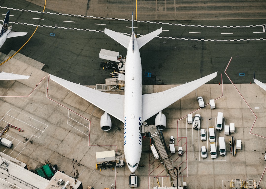 AI系统辅助空中交通管制示意图