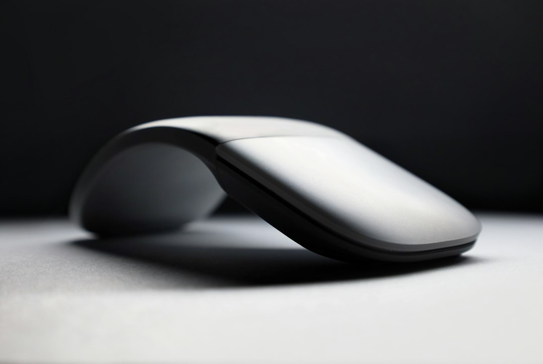 微软 Surface Mouse 2 产品渲染图,展示其优雅的流线型设计与触觉反馈按钮细节