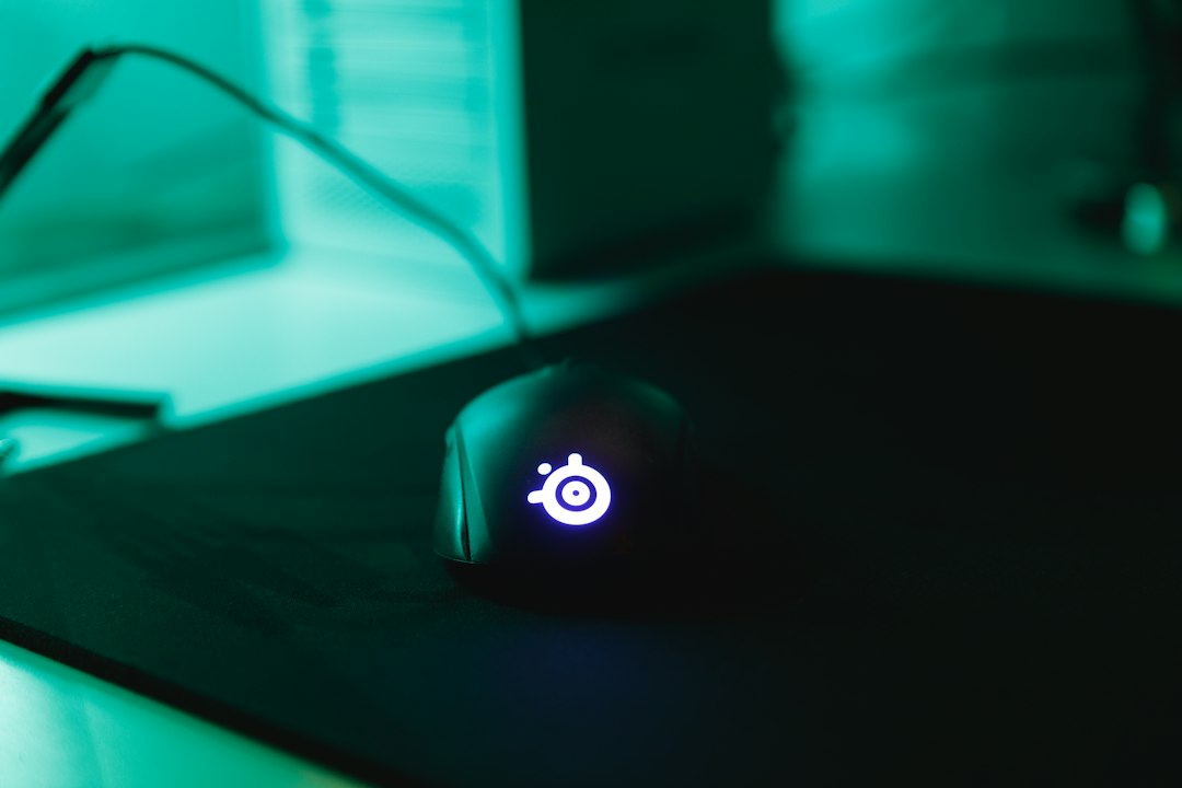SteelSeries Rival Pro 和 Sensei Pro 超轻无线游戏鼠标特写