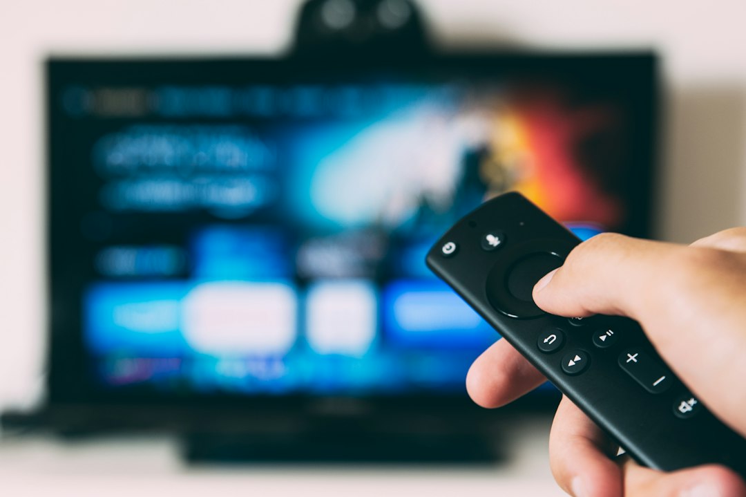 亚马逊新款 Fire TV Stick 4K 设备实物图,展示其小巧的机身设计