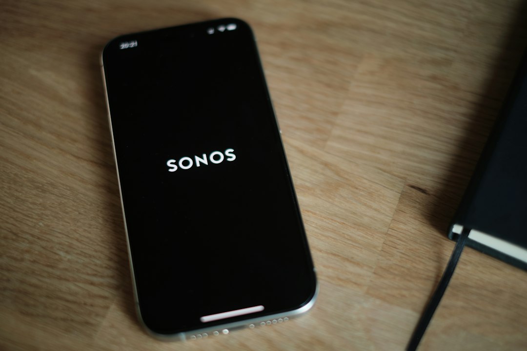 Sonos Ace Ultra 耳机佩戴展示图