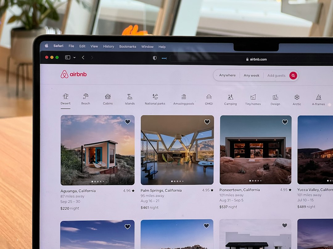 Airbnb 平台界面展示 AI 智能搜索和社交功能