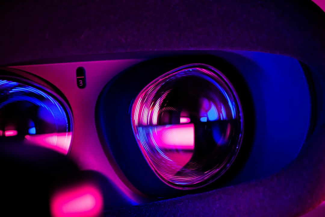 Meta新款VR眼镜特写，展示其轻薄设计