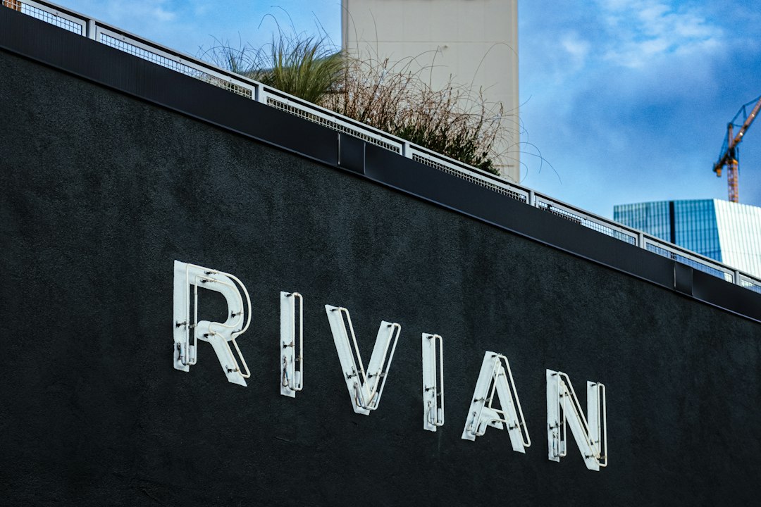Rivian R2 电动汽车在户外露营场景